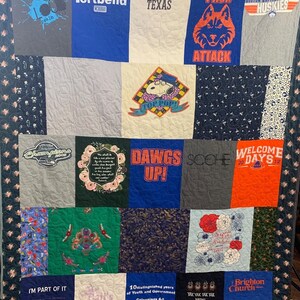 以下が含まれることがあります： さまざまなTシャツで作られたキルトで、さまざまなデザインとテキストが特徴です。キルトは16個の正方形で構成されており、それぞれ異なるデザインです。デザインには、オオカミ、犬、花、教会などがあります。キルトのテキストには、「パックアタック」、「ドッグスアップ！」、「ブライトンチャーチ」などがあります。