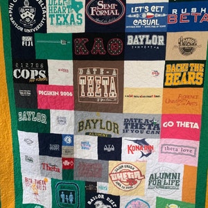 以下が含まれることがあります： ベーラー大学に関連するロゴとテキストが書かれたさまざまなTシャツで作られたカラフルなキルト。キルトには、さまざまな友愛団体や女子学生団体に加えて、「ベーラー」、「シータ」、「ラッシュ」、「卒業生」という言葉が含まれています。
