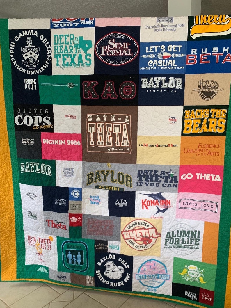 以下が含まれることがあります： ベーラー大学に関連するロゴとテキストが書かれたさまざまなTシャツで作られたカラフルなキルト。キルトには、さまざまな友愛団体や女子学生団体に加えて、「ベーラー」、「シータ」、「ラッシュ」、「卒業生」という言葉が含まれています。