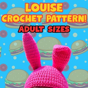 Op de afbeelding: Een felroze gehaakte hoed met lange konijnenoren, geïnspireerd op Louise uit Bob's Burgers. De hoed staat tegen een blauwe achtergrond met hamburger- en cirkelpatronen. De tekst op de afbeelding luidt "Thee Geez Louise Crochet Pattern! Adult Sizes."