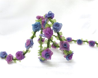 Édition spéciale| Boutons roses foncés violets compacts sur garniture de ruban rococo tissé rouge| Ruban floral décoratif| Album| VêtementsSapprovisionnements d’artisanat