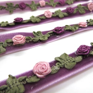 5/8 Zoll RokokoBand Borte mit Satin Rosen Knospen auf Samtband| Dekoratives Blumenband| Scrapbook Materialien| Kleidung| Dekor| Bastelzubehör