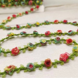 Sonderedition| Lila Ombre Rosenknospen auf rot gewebtem Rokokoband| Dekoratives Blumenband| Scrapbook| ClothingCraft Zubehör