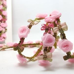 Édition spéciale| Boutons de rose ombre rose compacts sur ruban rococo tissé rouge| Ruban floral décoratif| Album de coupures| VêtementsFournitures d’artisanat