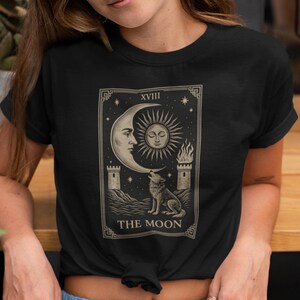 Camiseta de Tarô A Carta da Lua Camiseta de Tarô Sol e Lua Camiseta de Animal Místico Camiseta de Amante da Astrologia Camiseta de Tarô Bruxa Camiseta de Lobo Uivante