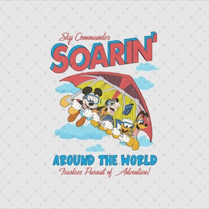 Puede incluir: Ilustración de Mickey, Goofy, Donald y Pluto en ala delta. El texto "Sky Commander SOARIN'" y "AROUND THE WORLD Fearless Pursuit of Adventure!" se muestra sobre un fondo gris claro.