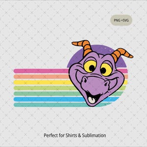 Op de afbeelding: Paarse draak cartoon karakter met een grote glimlach, tegen een regenboog gestreepte achtergrond. De draak bevindt zich in een cirkel met een verweerde, vintage look.