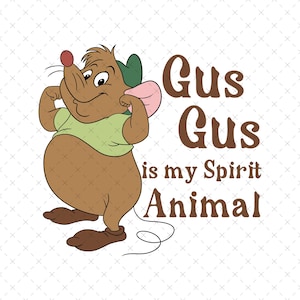 Puede incluir: Ilustración de dibujos animados de Gus Gus, un personaje de ratón marrón, flexionando sus brazos. Lleva una camisa verde y un sombrero verde con una oreja rosa. El texto "Gus Gus is my Spirit Animal" está en letras marrones.