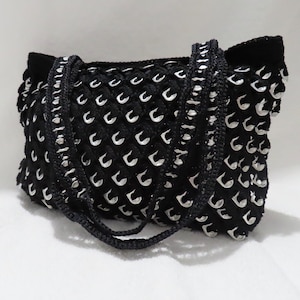 Bolso de hombro/cartera con tiradores de latas de refresco de ganchillo negro