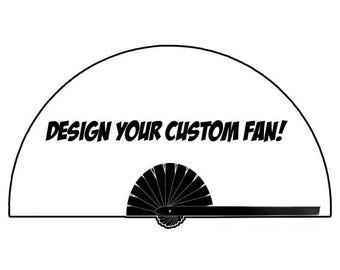 Może przedstawiać: Czarno-biała ilustracja składanego wachlarza. Wachlarz jest otwarty, o półokrągłym kształcie. Tekst "DESIGN YOUR CUSTOM FAN!" jest wydrukowany na górze wachlarza.