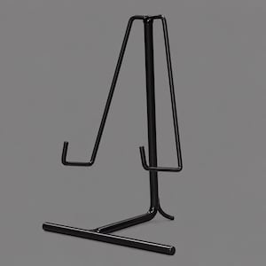 Puede incluir: Un soporte de exhibición de metal negro que cuenta con una varilla central vertical, una barra base horizontal y dos brazos de soporte en ángulo con ganchos curvados hacia arriba diseñados para sostener objetos en posición vertical.