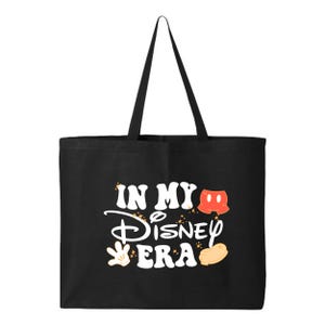 Puede incluir: Bolso tote negro con texto blanco "IN MY Disney ERA" y gr&aacute;ficos tem&aacute;ticos de Mickey Mouse. El bolso tiene un pantal&oacute;n corto rojo, un guante amarillo y un zapato amarillo. El bolso tiene dos asas negras.