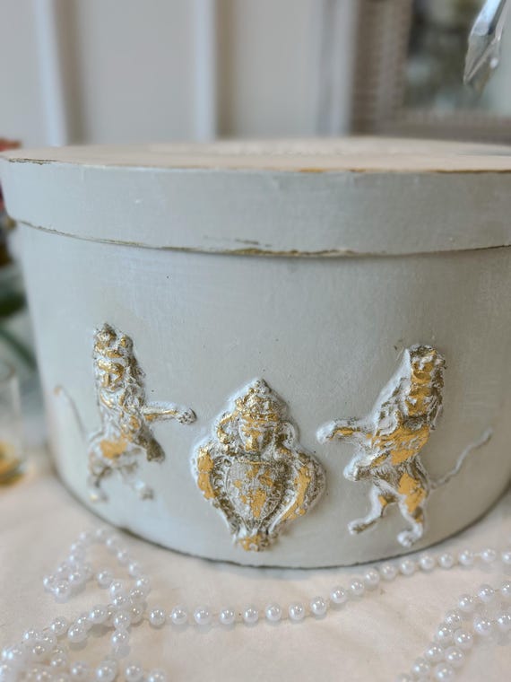 Royal Lion Coat of Arms Storage Hat Box Vintage Beige Color  display picture 1