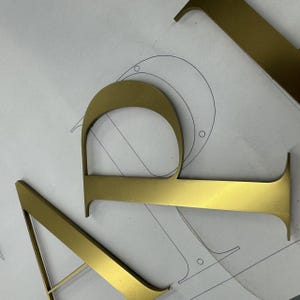 Letrero comercial de acero inoxidable dorado, letras metálicas personalizadas cortadas con láser, letrero de pared con logotipo metálico personalizado, letrero de pared para oficina o tienda, letrero para comercio minorista.