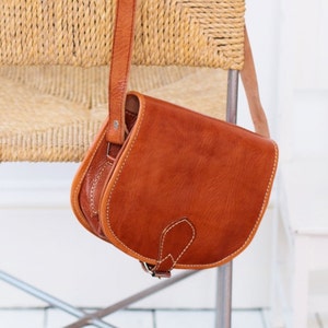 Idées cadeaux, sacoche ronde marocaine en cuir marron clair avec bretelles croisées, sac de style berbère, fourre-tout, sac à main, sac à main, cadeaux, cadeaux, cadeaux pour elle