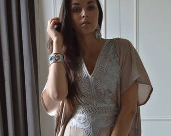 Caftan beige printanier avec broderie grise - vêtements de détente, vêtements de villégiature, anniversaires, lune de miel, robe, caftan de plage, vacances