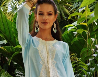 Caftan printanier, caftan Lella bleu ciel, vêtements de villégiature, tenues de plage, cadeaux d'anniversaire, caftan marocain, cadeaux, cadeaux pour elle