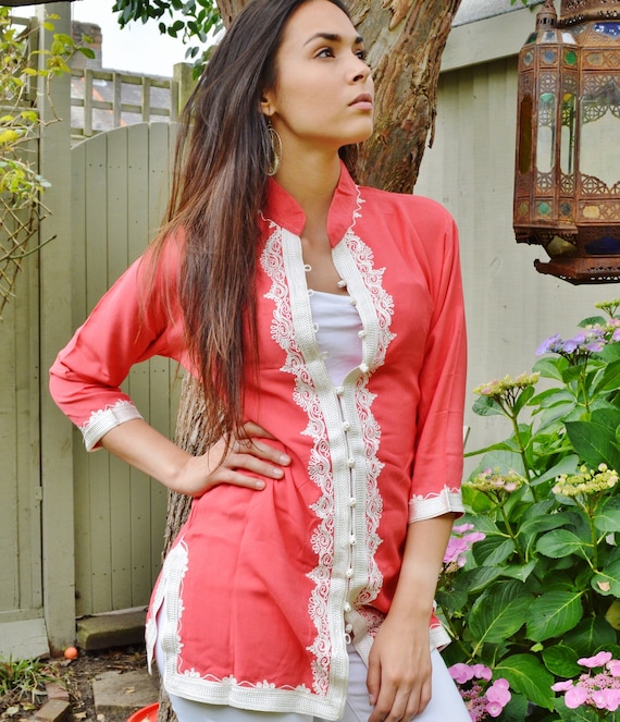 Tunique marocaine rose et blanche saumon faite main Cadeaux d anniversaire parfaits vetements de vacances tenues decontractees robe caftan de plage robe d automne vacances Etsy France