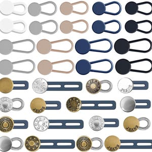 Pode incluir: Uma coleção de extensores de botão ajustáveis em várias cores, incluindo branco, cinza, bege, azul marinho e preto. Também estão incluídos vários extensores de botão de jeans com designs metálicos e de mola. Estes extensores são projetados para adicionar espaço extra às calças.
