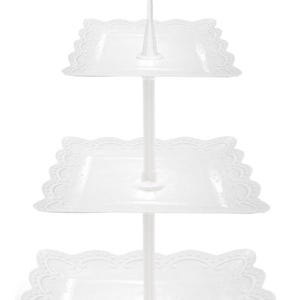 Puede incluir: Un soporte blanco de tres niveles con un borde festoneado decorativo en cada bandeja cuadrada. El soporte tiene una columna de soporte central y un asa en la parte superior. Ideal para exhibir postres o aperitivos.