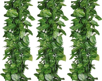 Puede incluir: Tres hebras de vides verdes artificiales con hojas en forma de corazón. Las hojas muestran una mezcla de tonos verdes claros y oscuros, creando una apariencia realista. Las vides están dispuestas verticalmente sobre un fondo blanco.