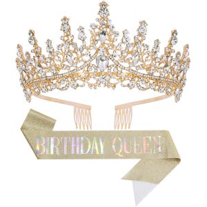 Może przedstawiać: Złota tiara z przezroczystymi kryształkami i pasująca szarfa z napisem "BIRTHDAY QUEEN". Tiara ma grzebień po każdej stronie dla bezpiecznego umieszczenia. Szarfa jest w kolorze jasnego złota z błyszczącym wykończeniem.