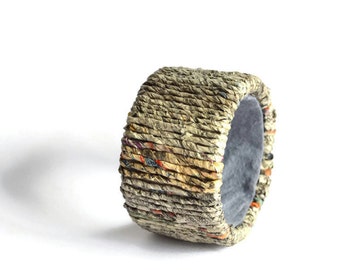 Bracelet made of newspaper yarn