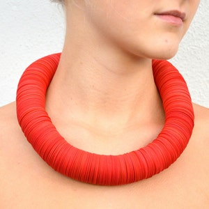 Paper Necklace made of poppy red cardstock: CARTA