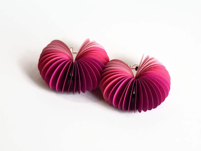 ombré magenta: Dangle Earrings CARTA made of cardstock image 3