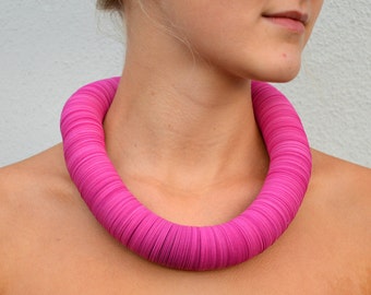 Paper Necklace made of hot pink cardstock: CARTA