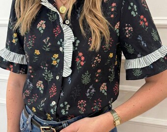 Camisa floral de manga corta con ribete de volantes en contraste