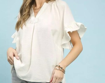 Blusa Umgee con cuello en V y mangas con volantes.