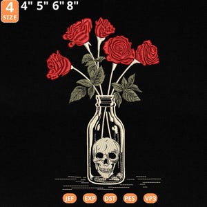Pode incluir: Patch bordado com um buquê de rosas vermelhas em uma garrafa transparente com um desenho de caveira. O patch está em um fundo preto e está disponível nos tamanhos de 10 cm, 13 cm, 15 cm e 20 cm.