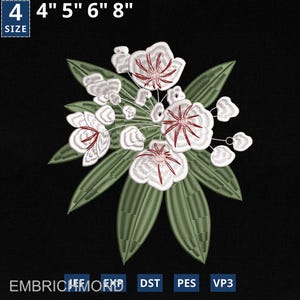 Könnte beinhalten: Ein gesticktes Blumendesign mit weißen Blüten mit roten Zentren und grünen Blättern. Das Design ist in verschiedenen Größen erhältlich, darunter 10,16 cm, 12,7 cm, 15,24 cm und 20,32 cm.