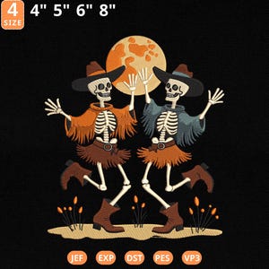 以下が含まれることがあります： カウボーイハットとフリンジショールを着た2体の踊る骸骨が特徴の刺繍デザイン。背景には満月があります。デザインには茶色のカウボーイブーツ、スカート、ベルトが含まれています。サイズは10.16cmから20.32cmです。