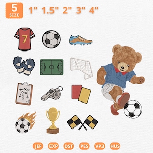 Op de afbeelding: Geborduurde patches met voetbalthema, waaronder een shirt, bal, schoenen, handschoenen, veld, doel, tactiekbord, fluit, kaarten, trofee en hoekvlaggen. Een teddybeer trapt tegen een bal. Maten van 2,5 cm tot 10 cm.