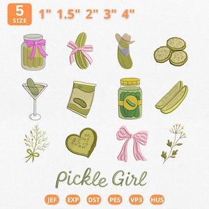 Pode incluir: Uma coleção de designs bordados com tema de picles, incluindo picles em potes, fatias e um picles usando um chapéu de cowboy. Os designs estão disponíveis em vários tamanhos, de 2,5 cm a 10 cm. O texto "Pickle Girl" também está incluído.