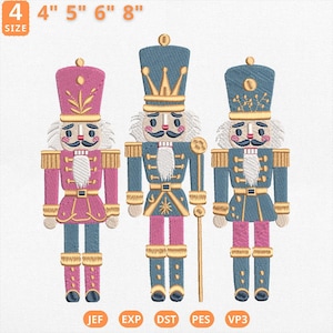 Könnte beinhalten: Drei gestickte Nussknacker-Designs in Rosa, Blau und Gold. Die Designs haben die Form eines Nussknacker-Soldaten mit hohem Hut, Uniform und Schnurrbart. Das Bild enthält Größenoptionen: 10 cm, 13 cm, 15 cm und 20 cm.