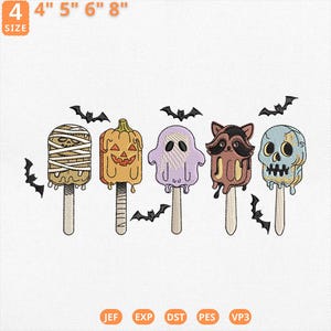Op de afbeelding: Een borduurontwerp op een witte achtergrond toont vijf Halloween-thema ijsjes: een mummie, pompoen, spook, wasbeer en schedel. Elk ijsje zit op een houten stok, met zwarte vleermuis accenten. Maten: 10 cm, 13 cm, 15 cm en 20 cm.
