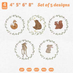 Könnte beinhalten: Set mit 5 Designs mit Waldtieren: einem Fuchs, einem Bären, einem Eichhörnchen, einem Reh und einem Kaninchen. Jedes Tier ist von einem Kranz aus grünen Blättern und weißen Blüten umgeben. Größen: 10 cm, 13 cm, 15 cm und 20 cm.