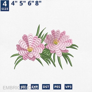 Puede incluir: Diseño floral bordado con dos flores rosas con centros amarillos y hojas verdes. El diseño está disponible en tamaños de 10 cm, 13 cm, 15 cm y 20 cm. Incluye formatos de archivo: JEF, EXP, DST, PES y VP3.
