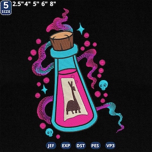 Op de afbeelding: Geborduurd ontwerp van een drankfles met een lama op een etiket. De fles is teal en roze, met een kurk. Het ontwerp bevat wervelende paarse en blauwe rook, roze stippen en kleine schedels. De tekst "5 SIZE" en maten zijn inbegrepen.