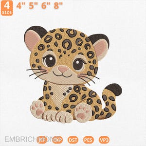 Può includere: Design ricamato di un simpatico cucciolo di leopardo con un mantello maculato marrone e nero, seduto con le zampe in avanti. Il design include le opzioni di dimensioni di 10 cm, 13 cm, 15 cm e 20 cm. Il testo "EMBRICH" e le abbreviazioni del tipo di file sono in basso.