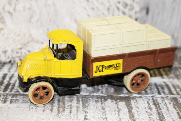 Truck Bank, Vintage Replica MACK 1926 Bulldog JC Penney's Co Bank