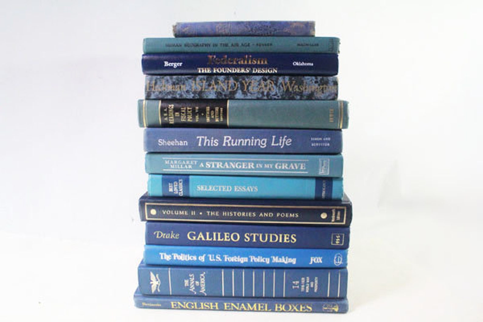 Читать королевский синий книга. Книга синяя. книга голубого цвета. who blue books книга. книга с голубой обложкой.