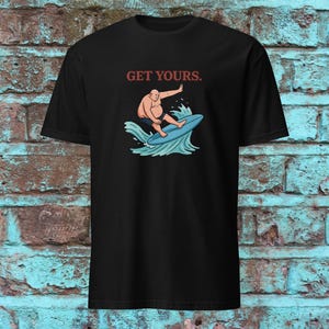 面白いサーフィンシャツ - 「Get Yours」ビッグガイサーファー漫画Tシャツ - 間抜けなサーフィンユーモアTシャツ - ボディポジティブビーチシャツ - シュレッドライフギフト