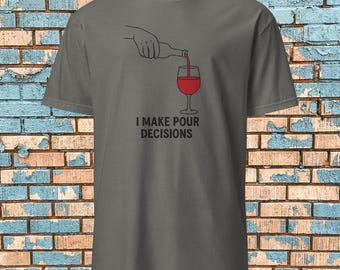 Camiseta divertida para amantes del vino: "Tomo decisiones al servir".