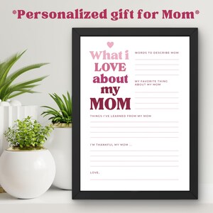 K&ouml;nnte beinhalten: Ein gerahmter Druck mit dem Text "What I LOVE about my MOM" in Rosa und Lila. Der Druck enth&auml;lt Ausf&uuml;llaufforderungen wie "Worte, um Mama zu beschreiben" und "Mein Lieblingsteil an Mama". Der Rahmen ist schwarz.