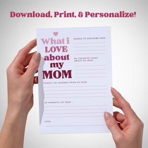 K&ouml;nnte beinhalten: Ein wei&szlig;es, bedruckbares Blatt mit dem Text "What i LOVE about my MOM" in Rosa und Burgunder. Das Blatt enth&auml;lt Aufforderungen, Mama, Lieblingsdinge und Gelernte zu beschreiben. Oben steht "Herunterladen, Drucken & Personalisieren!"