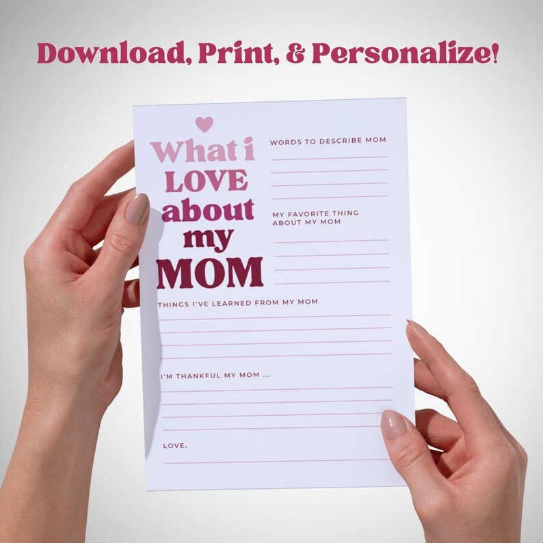 K&ouml;nnte beinhalten: Ein wei&szlig;es, bedruckbares Blatt mit dem Text "What i LOVE about my MOM" in Rosa und Burgunder. Das Blatt enth&auml;lt Aufforderungen, Mama, Lieblingsdinge und Gelernte zu beschreiben. Oben steht "Herunterladen, Drucken & Personalisieren!"